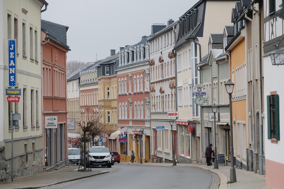 Eine Straße im Zentrum der Stadt Zwönitz im Erzgebirgskreis. Im Altenpflegeheim Bethlehemsstift des Ortes wurde bei bisher 48 Bewohnern und 29 Mitarbeitern das Coronavirus nachgewiesen. wurde bei bish ...