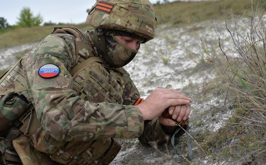 Ukraine-Konflikt, russische Soldaten in Region Charkiw sprengen Minen Ukraine Russia Military Operation Sappers 8254371 16.08.2022 A Russian sapper blows up mines found in the course of Russia s milit ...