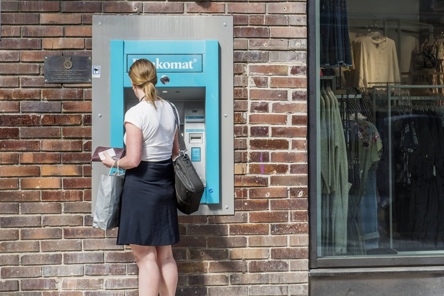 20180515 Stockholm Genrebild Bankomat, kvinna, handel, detaljhandel, uttag, Stockholm Sverige x6006x *** 20180515 Stockholm Genre Image ATM, woman, trade, retail, withdrawal, Stockholm Sweden x6006x P ...