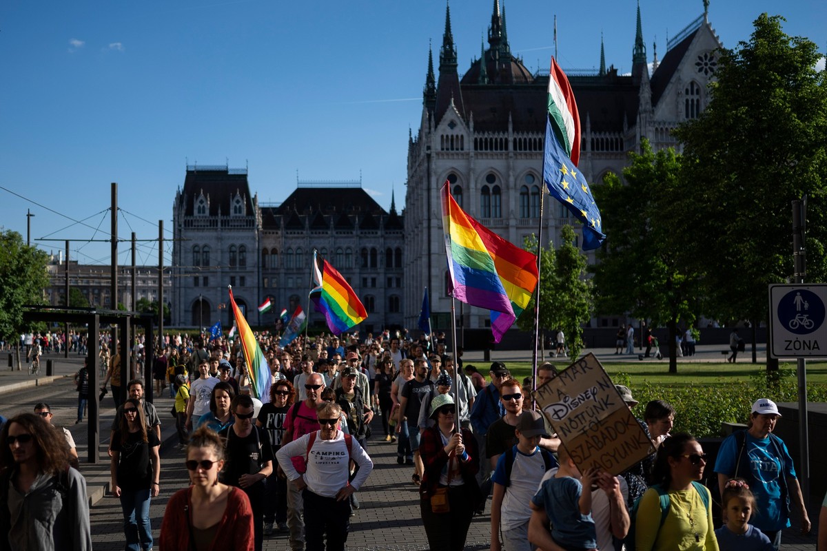 01.05.2025, Ungarn, Budapest: Menschen demonstrieren am 1. Mai 2025 in der Budapester Innenstadt gegen ein neues Gesetz, das LGBTQ+ Pride-Veranstaltungen verbietet, und gegen die Einschränkung des Ver ...