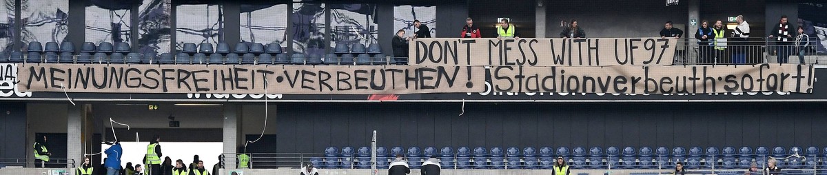 "Meinungsfreiheit verbeuthen! Stadionverbeuth sofort!"