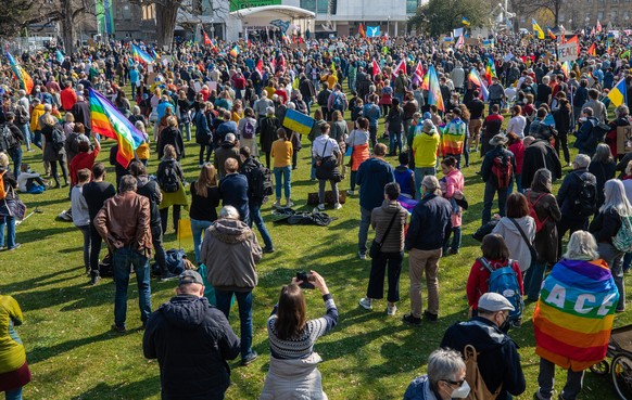 Zahlreiche Menschen demonstrieren in Stuttgart gegen den Militärischen Einsatz Russlands in der Ukraine.