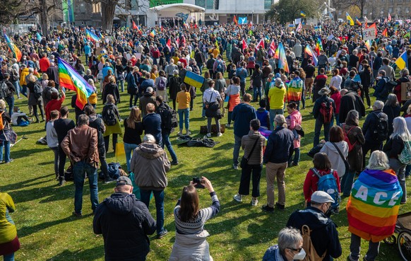 Zahlreiche Menschen demonstrieren im oberen Schlossgarten gegen den Militärischen Einsatz Russlands in der Ukraine.