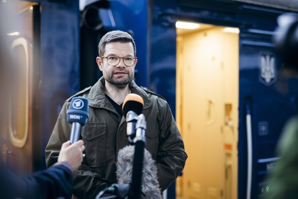 Marco Buschmann FDP, Bundesminister der Justiz, gibt nach der Ankunft am Hauptbahnhof in Kiew Journalisten ein Statement. 04.11.2022. Kiew Ukraine *** Marco Bushman FDP , Federal Minister of Justice, ...