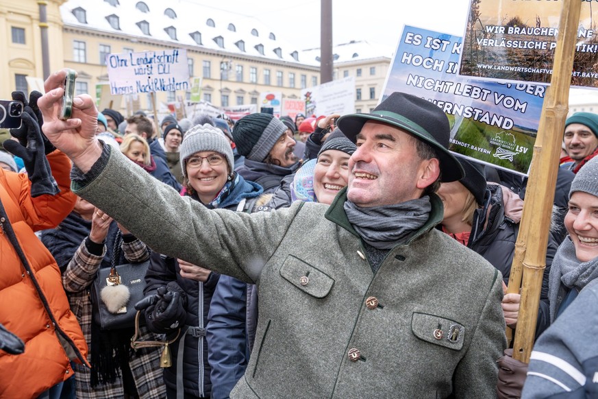 Hubert Aiwanger, stellvertretender Bayerischer Ministerpräsident, bei Großkundgebung des Bauernverbands, München, 8. Januar 2024 Deutschland, München, 8. Januar 2024, Hubert Aiwanger, stellvertretende ...