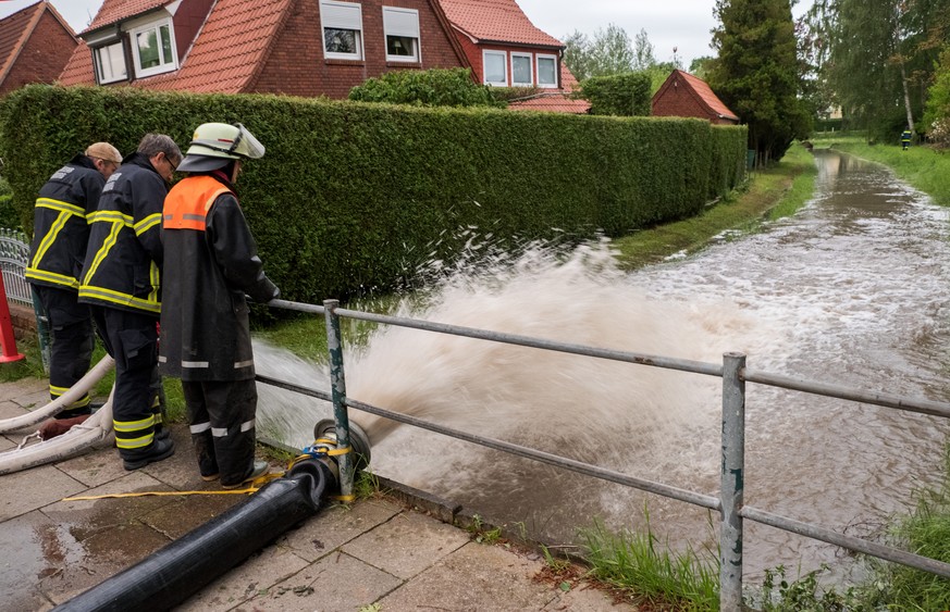 10.05.2018, Hamburg: Feuerwehrleute pumpen in Hamburg-Billwerder nach einem Unwetter mit starkem Regen Wasser ab. Foto: Daniel Bockwoldt/dpa +++ dpa-Bildfunk +++