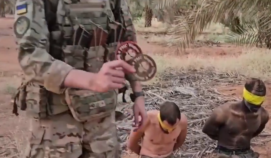 Der "Kyiv Post" liegt ein Video vor, in dem angeblich ukrainische Spezialeinheiten Wagner-Soldaten im Sudan verhören.