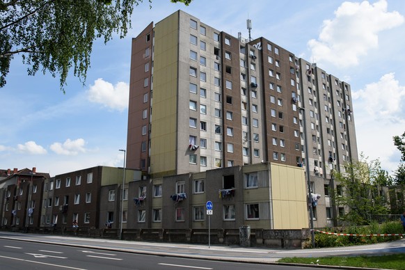 19.06.2020, Niedersachsen, G�ttingen: Au�enaufnahme von einem gesperrten Wohngeb�ude. Die Stadtverwaltung hat einen ganzen Wohnkomplex an der Groner Landstra�e in Quarant�ne gestellt. Foto: Swen Pf�rt ...