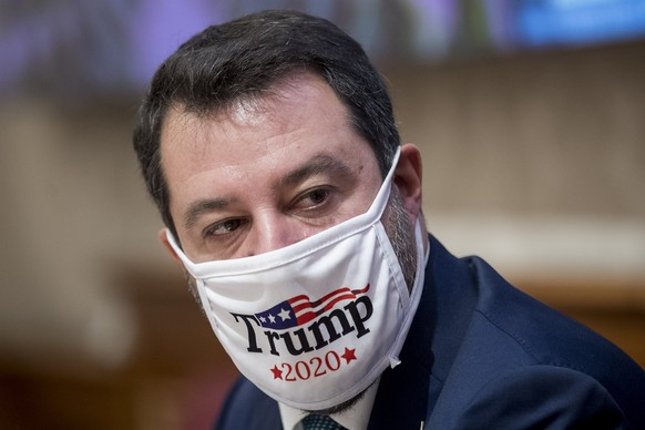 Matteo Salvini, Vorsitzender der Partei Lega und hier mit Trump-Maske, hat Berlusconi als Anführer der italienischen Rechten abgelöst.