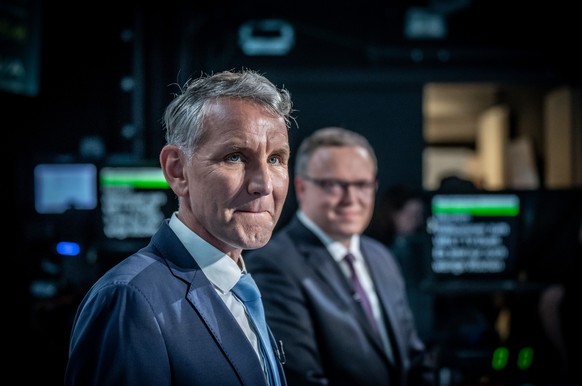 11.04.2024, Berlin: Björn Höcke (AfD, l) und Mario Voigt (CDU, r), Spitzenkandidaten für die Landtagswahl in Thüringen, stehen beim TV-Duell bei Welt TV. (zu dpa: «Telekom-Anwälte prüfen Höcke-Aussage ...