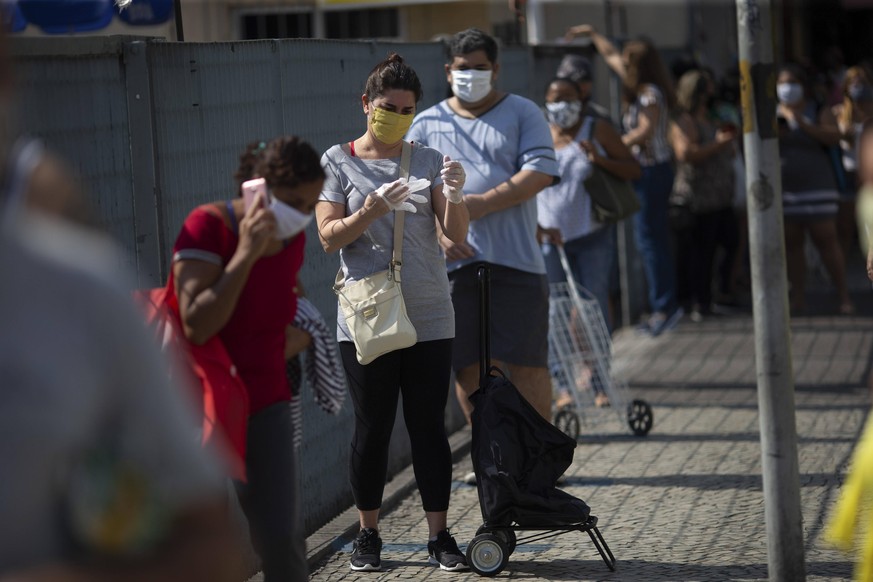 June 3, 2020, Rio De Janeiro, Rio de Janeiro, BRA: To prevent the spread of the Covid19 virus, people wait in line outside to be able to enter the supermarket and avoid crowding inside the establishme ...