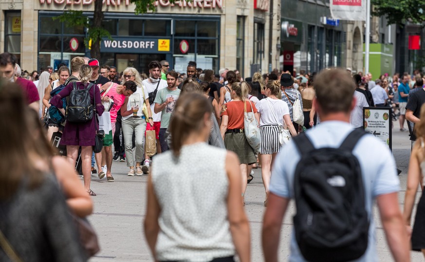 27.06.2020, Hamburg: Passanten gehen bei sommerlichen Temperaturen in der Innenstadt über die Spitaler Strasse. Foto: Markus Scholz/dpa | Verwendung weltweit