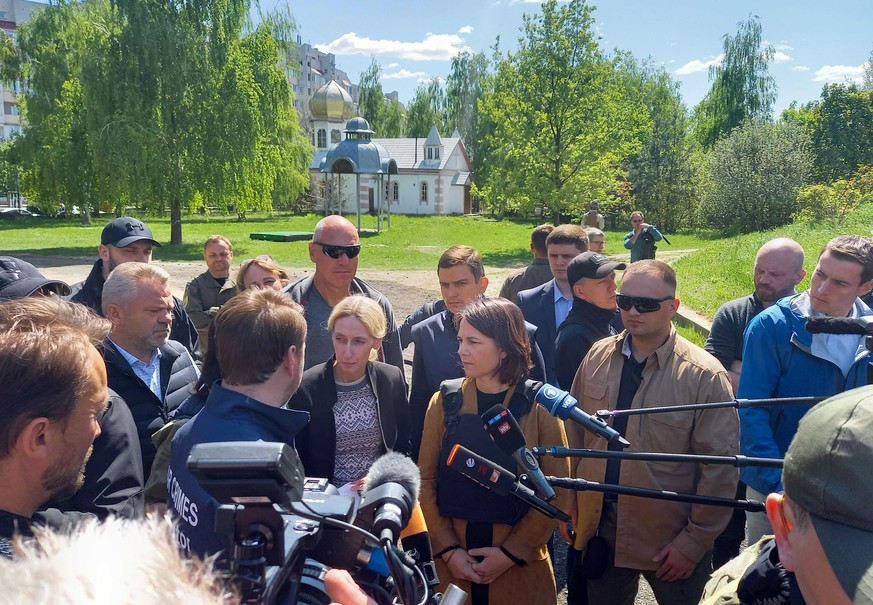 Außenministerin Annalena Baerbock (M, Bündnis 90/Grüne) besucht Butscha. Große Teile nördlich und nordwestlich von Kiew waren einen Monat lang von russischen Truppen besetzt. Der Fund von Leichen in S ...