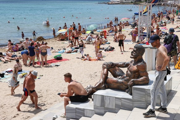 RUSSIA, YEVPATORIA - JULY 15, 2023: People sunbathe on a beach by the Black Sea. Sergei Malgavko/TASS PUBLICATIONxINxGERxAUTxONLY 60466939