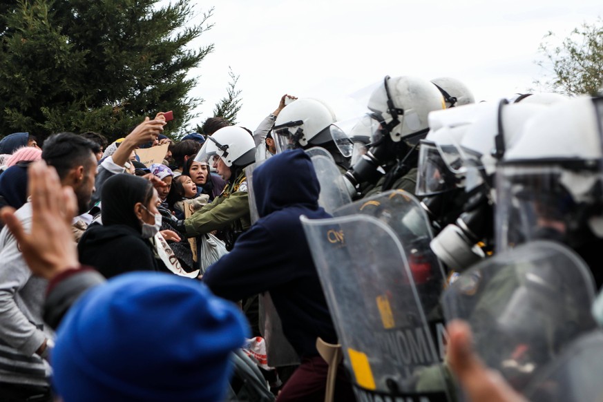 Griechenland, Ausschreitungen auf Insel Lesbos February 3, 2020, Lesvos Island, Greece: Riot police use tear gas against protesting refugees and migrants during a demonstration on the northeastern Aeg ...