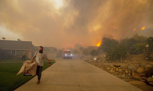 Menschen flüchten vor den Flammen – viele mussten ihre Häuser verlassen.