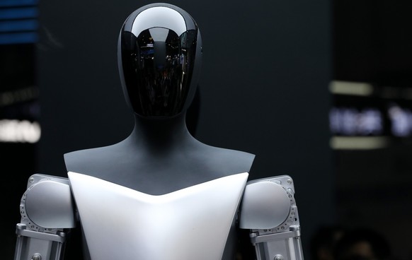 06.07.2023, China, Shanghai: Ein Roboter von Tesla wird w�hrend der Weltkonferenz f�r k�nstliche Intelligenz (WAIC) ausgestellt. Die dreit�gige WAIC 2023, die unter dem Motto �Intelligent Connectivity ...