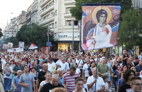 Bei einer Demonstration in Belgrad gegen die Euro-Pride 2022 spielen religiöse Motive eine Rolle.