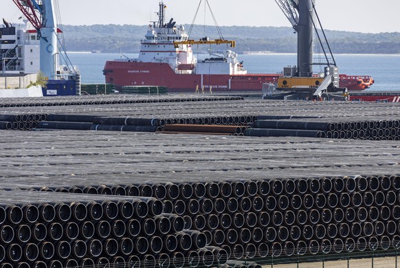 Das Mehrzweck-Offshore-Schiff VLADISLAV STRIZHOV legt zur Beladung mit Pipelinerohren fuer die Nord Stream 2 im Faehrhafen Mukran (Landkreis Vorpommern-Ruegen) an. Der Hafen auf der Insel Ruegen ist e ...