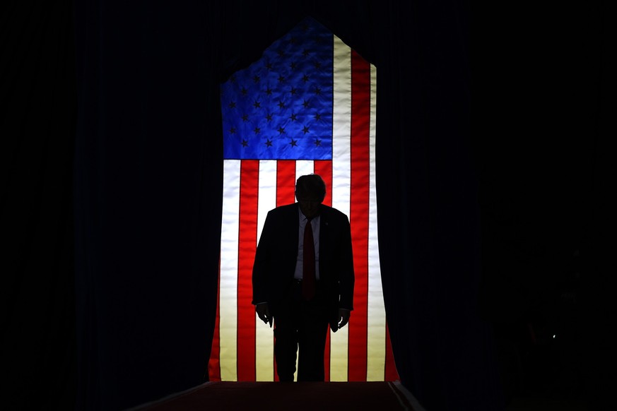 dpatopbilder - 20.01.2024, USA, Manchester: Donald Trump, ehemaliger Präsident der USA und Bewerber um die Präsidentschaftskandidatur der Republikaner, betritt die Bühne bei einer Wahlkampfveranstaltu ...