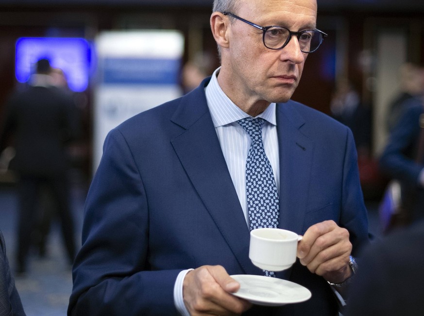 Friedrich Merz, CDU Wirtschaftstag DEU, Deutschland, Germany, Berlin, 31.05.2022 Friedrich Merz, Fraktionsvorsitzender der CDU/CSU und Vorsitzender der CDU, mit Tasse beim Wirtschaftstag 2022 der CDU  ...