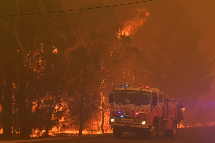 BUSHFIRES NSW, Rural Fire Service RFS crews engage in property protection of a number of homes along the Old Hume Highway near the town of Tahmoor as the Green Wattle Creek Fire threatens a number of  ...