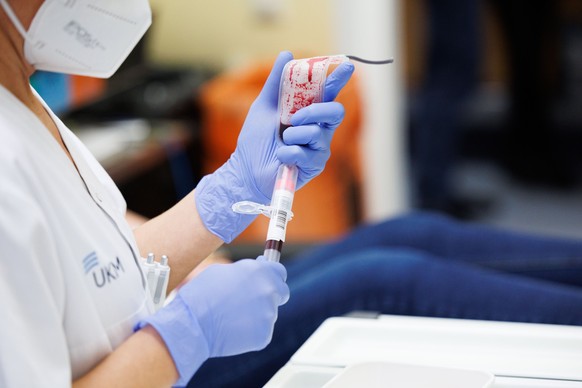 02.02.2023, Nordrhein-Westfalen, Münster: Eine Krankenschwester entnimmt eine Blutprobe aus einer Blutspende am Universitätsklinikum Münster (UKM). Foto: Friso Gentsch/dpa +++ dpa-Bildfunk +++