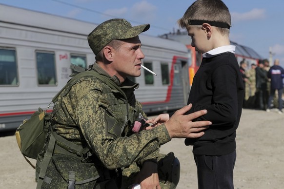 dpatopbilder - 29.09.2022, Russland, Prudboi: Ein russischer Rekrut spricht mit seinem Sohn, bevor er einen Zug am Bahnhof in Region Wolgograd, nimmt. Der russische Pr�sident Putin hat eine Woche nach ...