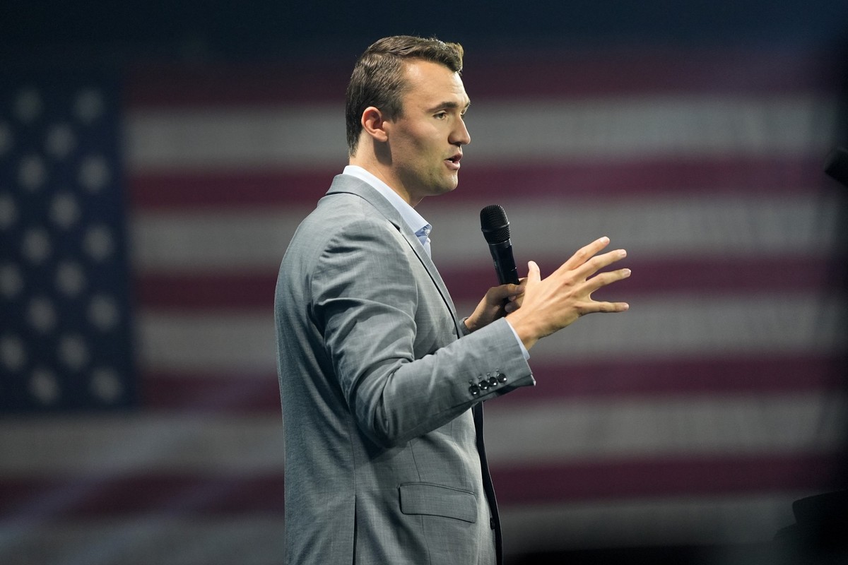 ARCHIV - 26.07.2024, USA, West Palm Beach: Der Gründer von Turning Point USA, Charlie Kirk, spricht, bevor der republikanische Präsidentschaftskandidat und ehemalige US-Präsident Trump beim Turning Po ...