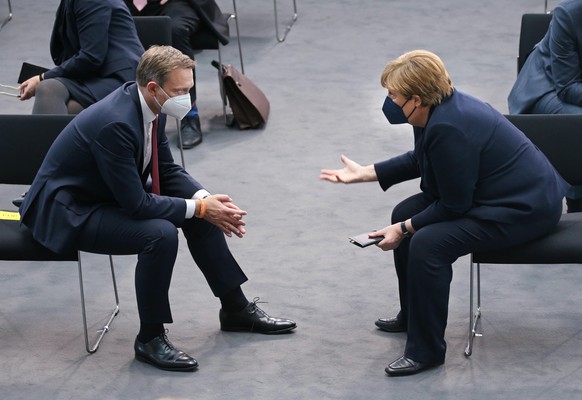 Angela Merkel (r, CDU), ehemalige Bundeskanzlerin, sitzt bei der Bundesversammlung im Paul-Löbe-Haus am Rande der Wahl des Bundespräsidenten und redet mit Christian Lindner, Bundesvorsitzender der FDP ...