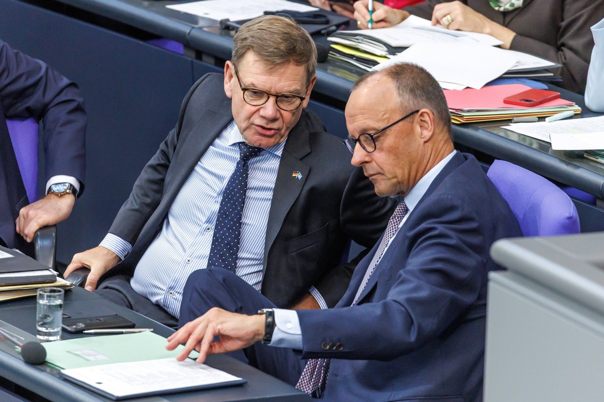 Bundeskanzler und Bundeskanzleramt Johann Wadephul CDU, Bundesaussenminister und Bundeskanzler Friedrich Merz CDU bei der 27. Plenarsitzung im Deutschen Bundestag am 24.09.25 in Berlin. Berlin Berlin  ...