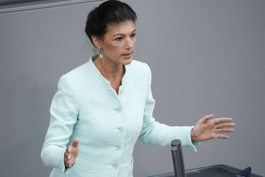 28. Bundestagssitzung und Debatte Aktuell,07.04.2022 Berlin, Dr. Sahra Wagenknecht von der Partei Die Linke im Portrait bei ihrer Rede zur Debatte Impfpflicht gegen SARS-CoV-2 bei der 28. Sitzung des  ...