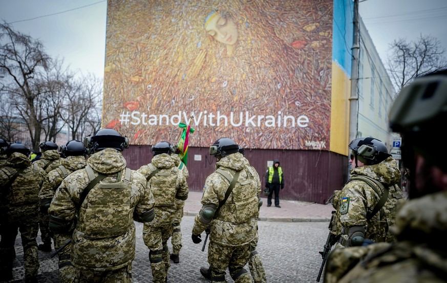 24.02.2023, Ukraine, Kiew: Ukrainische Soldaten verlassen die Militärparade vor der Sophienkathedrale. Die russische Armee hatte die Ukraine am 24.02.2022 überfallen. Foto: Kay Nietfeld/dpa +++ dpa-Bi ...