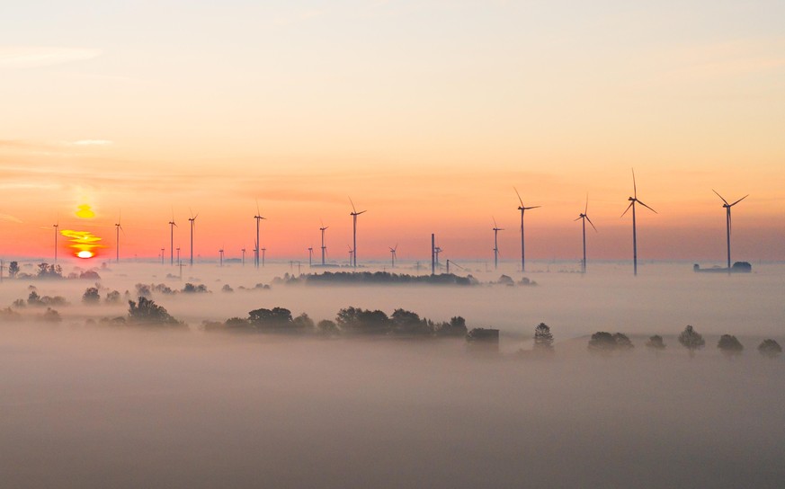 Größter Streitpunkt beim Windkraftausbau: Die geplante Abstandsregelung von 1000 Metern zwischen Windkraftanlagen und Wohnsiedlungen.