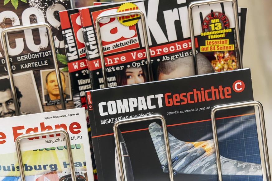 Zeitschrift Compact Geschichte im Bahnhofsbuchhandel in Ulm. Das Compact -Magazin ist das Sprachrohr der Neuen Rechten. // 11.02.2024: Ulm, Baden-Württemberg, Deutschland, Europa *** Magazine Compact  ...