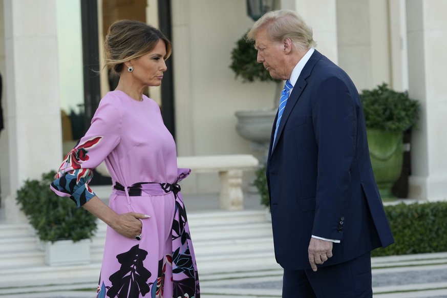 ARCHIV - 06.04.2024, USA, Palm Beach: Donald Trump (Republikaner), ehemaliger Präsident der USA und US-Präsidentschaftsbewerber, kommt mit seiner Frau Melania Trump in Palm Beach, Florida, zu einer Sp ...