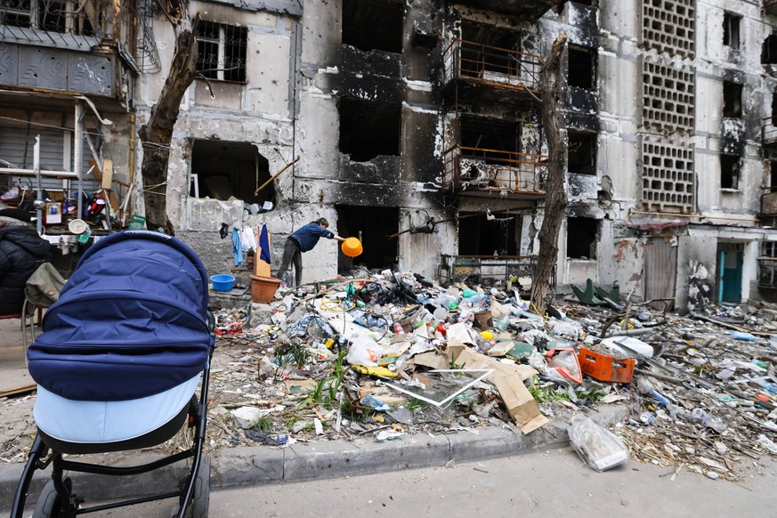 Ukraine-Konflikt, Eindrücke aus Mariupol DONETSK REGION, UKRAINE - MAY 5, 2022: A view of an impromptu rubbish dump outside an apartment building damaged by shelling in the embattled city of Mariupol. ...