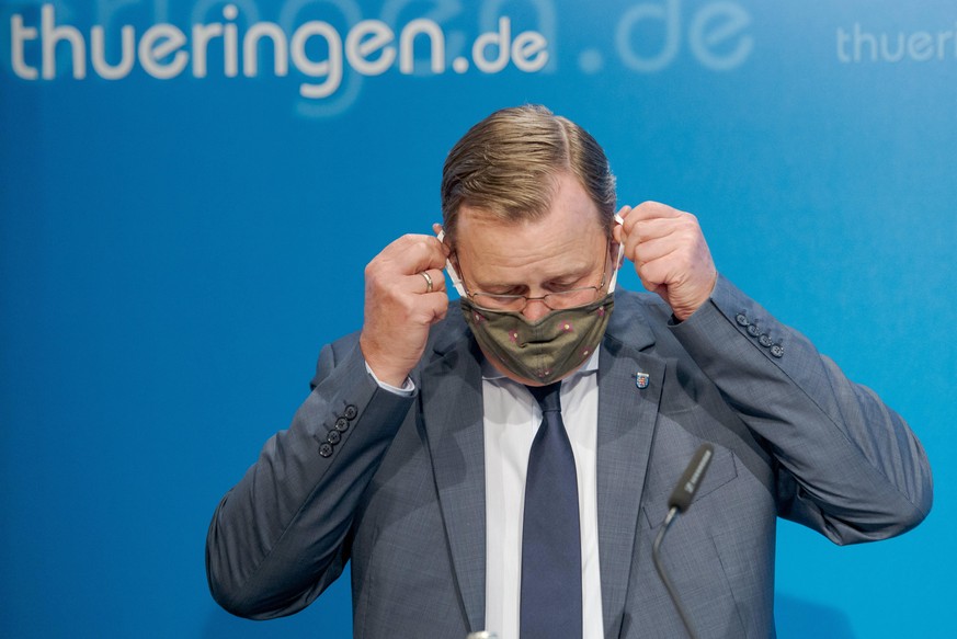 PRESSEKONFERENZ - SITZUNG THÜRINGER LANDESREGIERUNG MIT KIRCHEN 25/05/2020 - Erfurt: Der Thüringer Ministerpräsident Bodo Ramelow DIE LINKE mit Mundschutz in der Medienkonferenz im Anschluss an das Ja ...