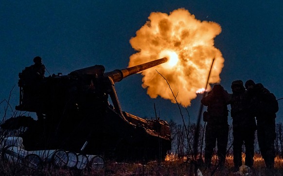 ARCHIV - 15.12.2022, Ukraine, Bachmut: Ukrainische Soldaten feuern eine Pion (M-1975) Kanonenhaubitze auf russische Stellungen in der N�he von Bachmut. Bei ihrer seit rund sieben Wochen andauernden Ge ...