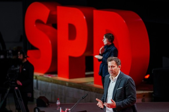 06.11.2022, Berlin: Lars Klingbeil, SPD-Bundesvorsitzender, spricht beim SPD-Debattenkonvent, dem kleinen Parteitag seiner Partei, zu den Delegierten. Foto: Kay Nietfeld/dpa +++ dpa-Bildfunk +++