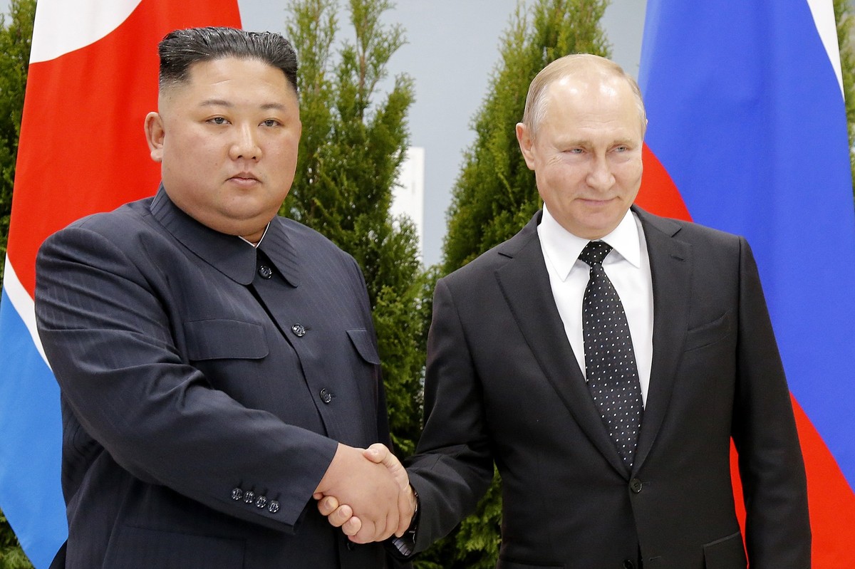 ARCHIV - 25.04.2019, Russland, Wladiwostok: Der russische Präsident Wladimir Putin (r) und Nordkoreas Machthaber Kim Jong Un schütteln Nach Einschätzung des US-Verteidigungsministeriums beläuft sich d ...