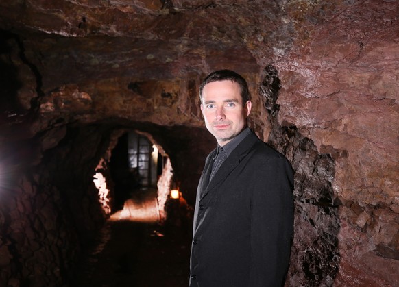 Der Höhlenretter Martin Groß steht in einer Höhle. Er ist Geschäftsführer der Höhlenrettung Baden-Württemberg.&nbsp;Der Verein arbeitet ehrenamtlich. Seine Mitglieder werden bei Rettungseinsätzen in Bergwerken oder Höhlensystemen verständigt.