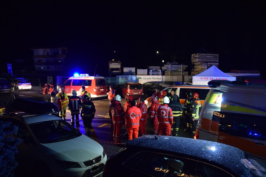 Einsatzkräfte der Freiwilligen Feuerwehr Luttach und des italienischen Roten Kreuzes sind an einer Unfallstelle in der Nähe von Bruneck in der Gemeinde Ahrntal in Südtirol zu sehen.