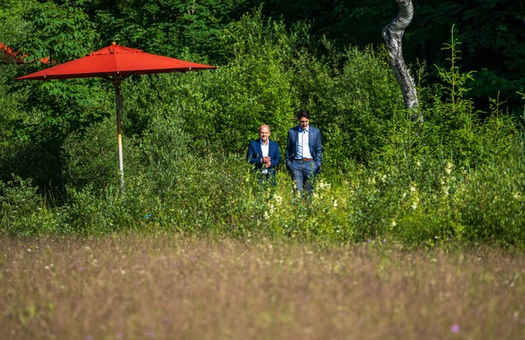 Bundeskanzler Olaf Scholz (SPD), geht neben Justin Trudeau (r), Premierminister von Kanada, während eines bilateralen Treffens beim G7-Gipfel auf Schloss Elmau. Beim G7-Gipfel wirtschaftsstarker Demok ...