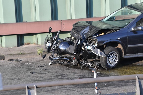 19.08.2020, Berlin: Ein kaputtes Auto und ein zerstörtes Motorrad stehen auf der Berliner Stadtautobahn A100 in Höhe der Ausfahrt Alboinstraße. Der Staatsschutz ermittelt gegen einen Mann, der für ein ...