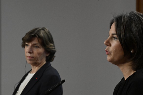 Annalena Baerbock (r, Bündnis 90/Die Grünen), Außenministerin von Deutschland, und Catherine Colonna, Außenministerin von Frankreich, geben ein Statement ab.