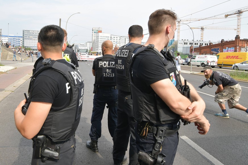 DEMO der Veranstaltungsbranche in Berlin Die Polizei steht Spalier und rechts ein Fotograf Demo fuer die Veranstatungsbranche die Tief in der Coronakriese steckt, Start am Sbhnhof Landsberger Allee in ...