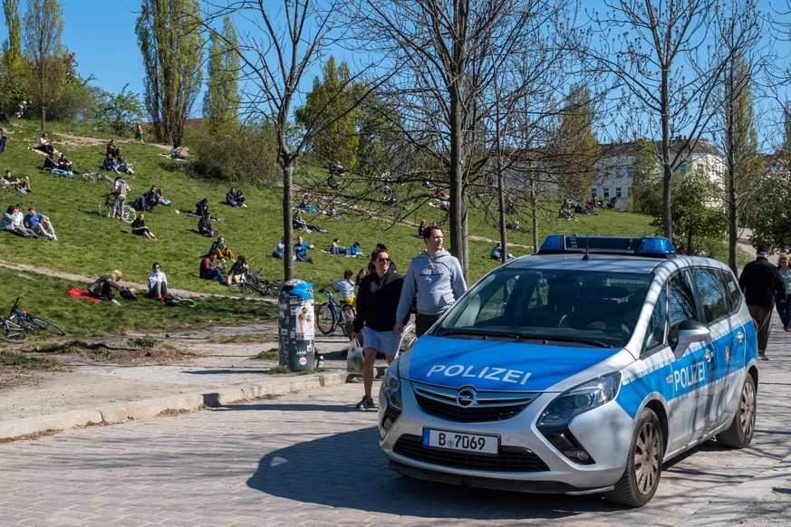 Die Polizei kontrolliert, ob sich die Menschen an die Kontaktbeschränkungen halten.