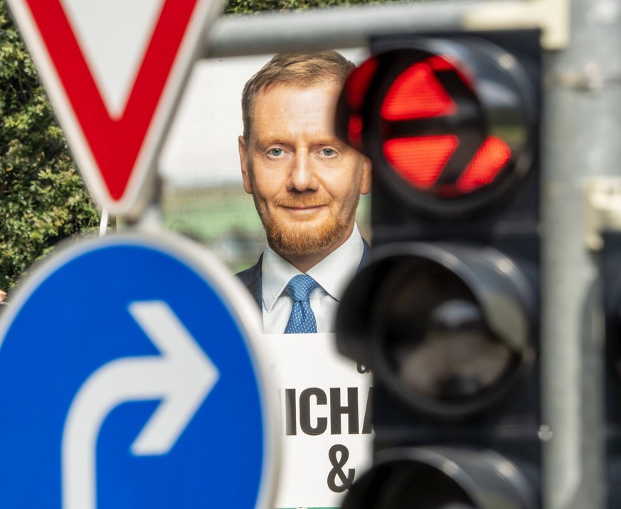 Wahlplakat von Ministerpräsident Michael Kretschmer, CDU, roter Rechtsabbiegerpfeil, Wahlkampf in Sachsen, Zwickau, August 2024 Deutschland, Zwickau, 3. August 2024, Wahlplakat von Ministerpräsident M ...