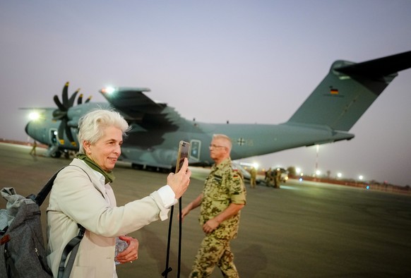 09.04.2022, Niger, Niamey: Marie-Agnes Strack-Zimmermann (FDP), Vorsitzende des Verteidigungsausschusses, macht mit ihrem Smartphone ein Foto am Abend, nach der Landung aus Gao in Mali, vor dem Airbus ...